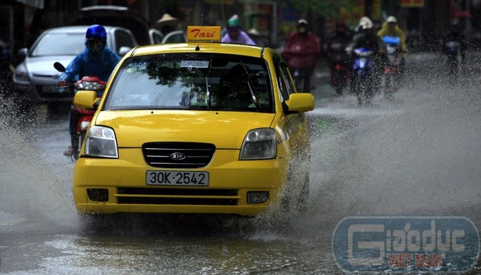 Vào những thời điểm mưa lụt như sáng nay, xe ô tô là những "hung thần" không ai dám đi gần